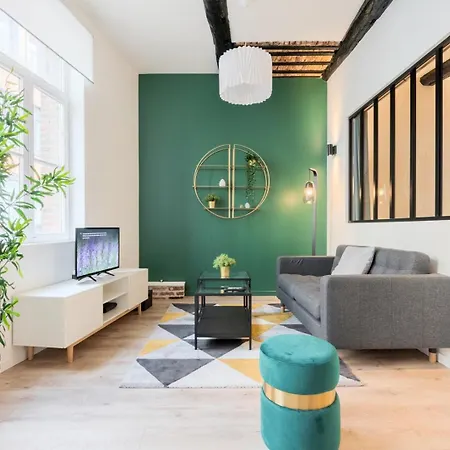 Character In The Heart Of Old Лилль